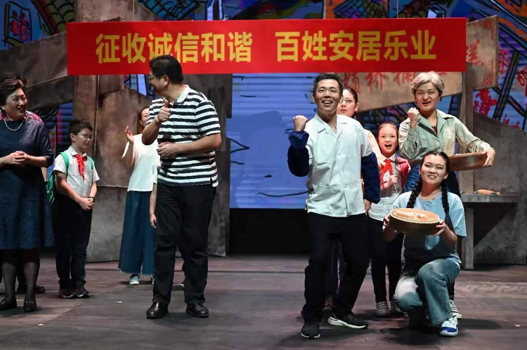 上海颛桥老街旧改故事被搬上舞台 演员都是“颛桥黎民”【星空官方网站】(图1)
上海颛桥老街旧改故事被搬上舞台 演员都是“颛桥黎民”【星空官方网站】(图1)