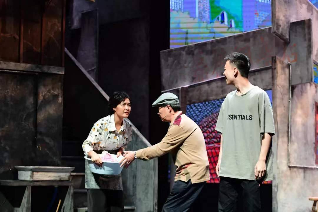 上海颛桥老街旧改故事被搬上舞台 演员都是“颛桥黎民”【星空官方网站】(图2)
上海颛桥老街旧改故事被搬上舞台 演员都是“颛桥黎民”【星空官方网站】(图2)