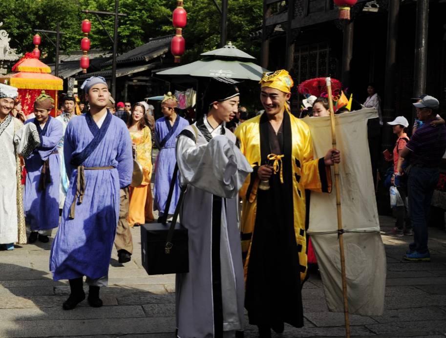 【星空app官方网页】科技与消费交汇处的传媒互联网行业:新用户、新内容与新消费(图2) 星空app官网